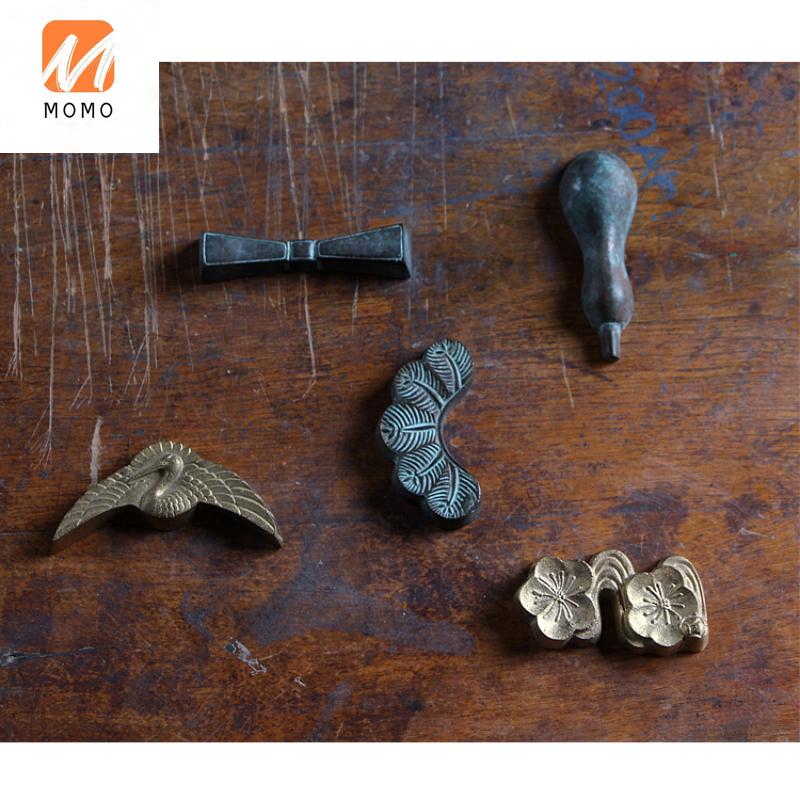 

Bronze Painting And Calligraphy Paperweight Creative Gift Desktop Paper Town Brass Weight Ornaments Storage Bottles & Jars