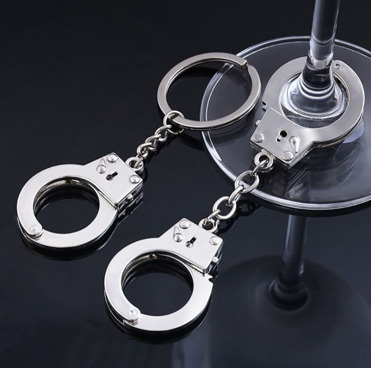 

Creative Gift Personalized Simulation Handcuffs Metal Keychain Advertising Car Waist Key Ring Chain Pendant Accessories, Silver