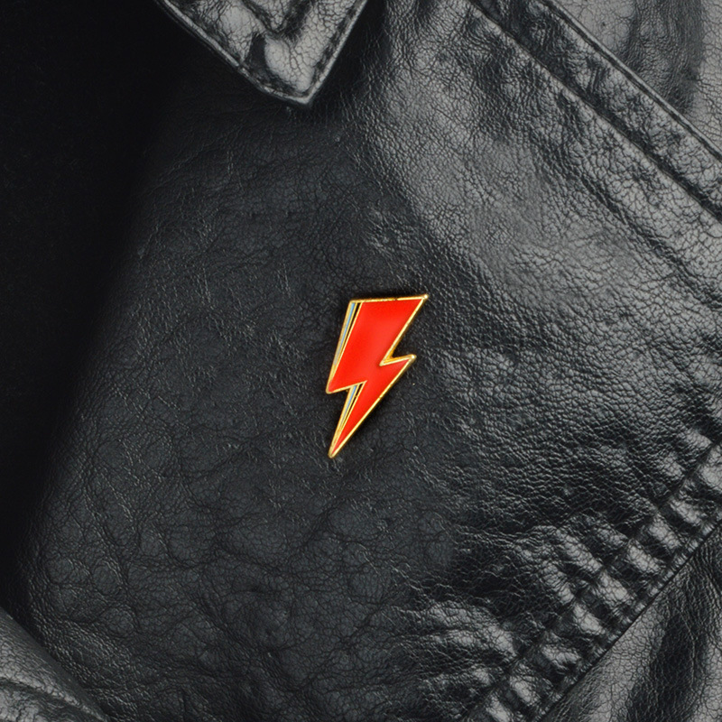 

Aladdin Lightning Enamel Pin Bowie style Brooches Art Glam Rock icons Badge Gift for Rock fans men women, As picture