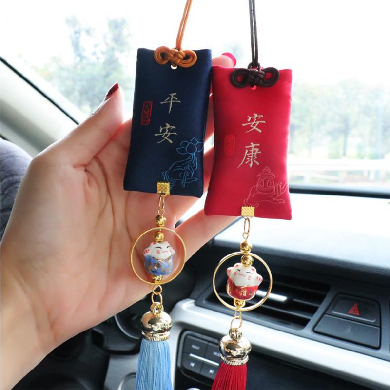 

Keychains Chinese Embroidery Sachet Lucky Cat Keychain Maneki Neko Car Rearview Mirror Decoration Charm Omamori Tassel Pendant Couple Gift