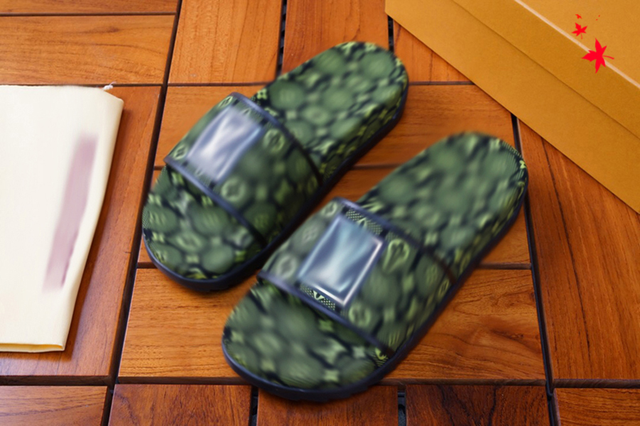 

2021 Designer luxurys slippers men sandals fashion beach shoes flip flops flat non-slip classical hole slipper with box size 39-45 -G32, Green