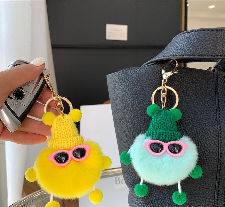

Keychains Kawaii Real Fur Dolls Pendant Plush Car Keychain Cute Bag Ornaments Key Chains For Women Couple Knitted Hat Handmade D898