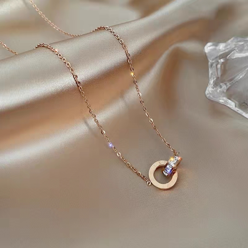 

New Style Exquisite Womens 18k Rose Gold Charming Pendant Roman Numeral Double Ring Inlaid Diamond Design Titanium Steel Necklace Couples Gift For Love Girlfriend