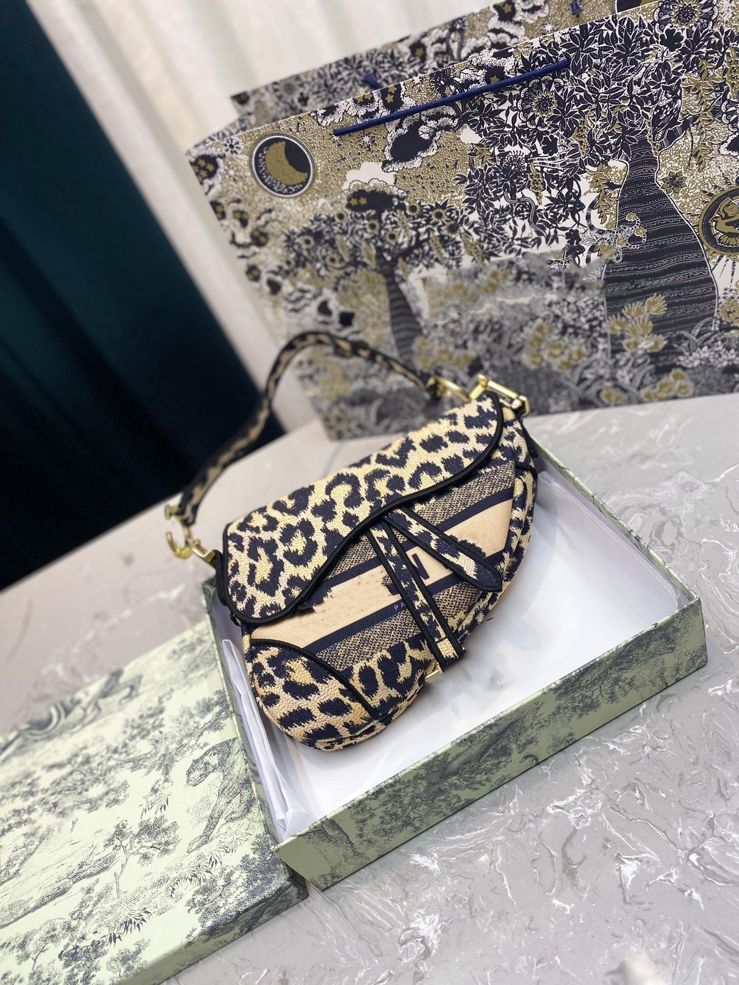 

New designer bag ladies luxury red leather saddle Pochette handbag ladies crossbody embroidery one-shoulder dinner