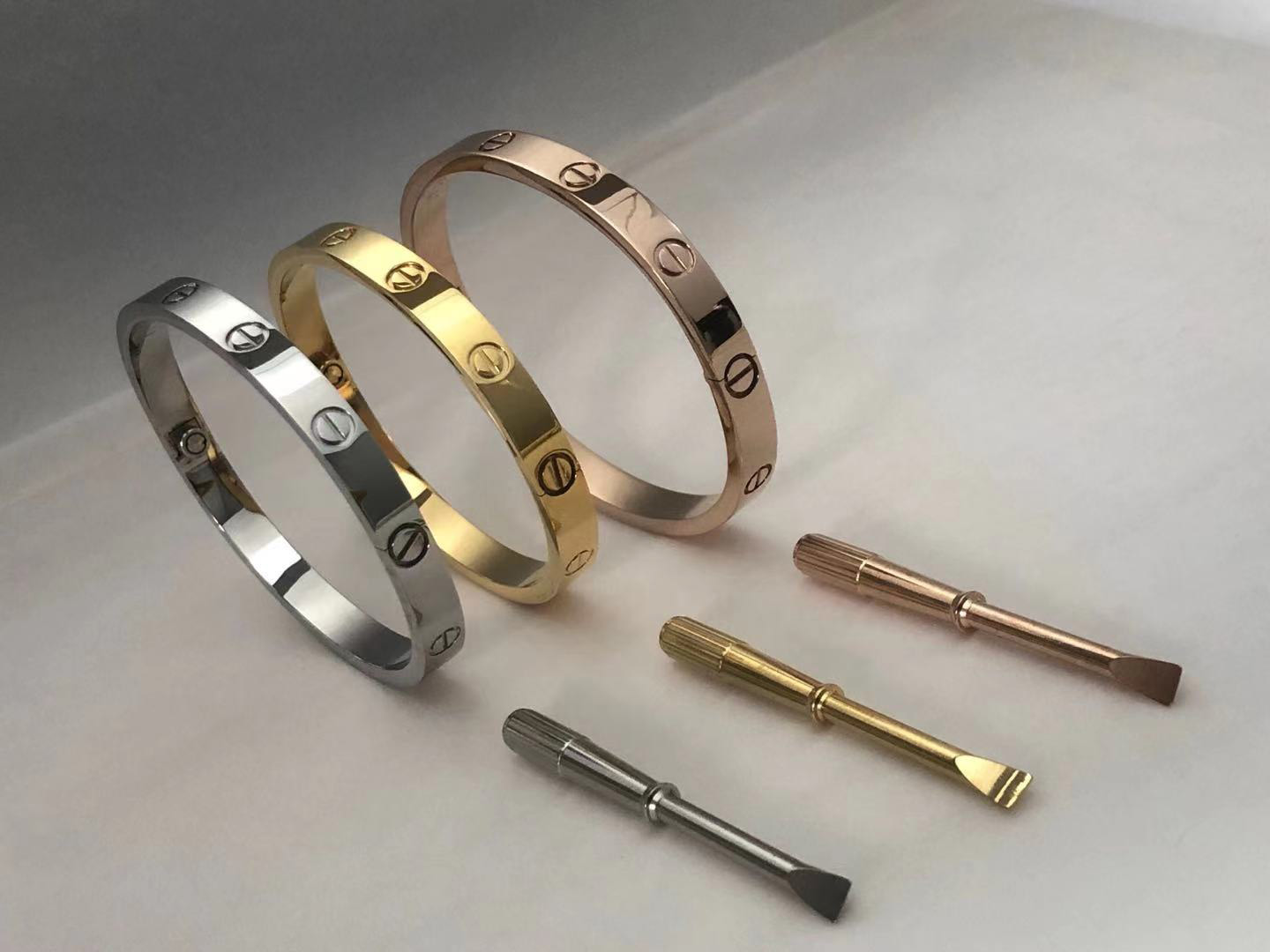 

Stylish stainless steel silver 18k gold-plated rose gold bracelet for women and men with screwdriver jeweler original bag