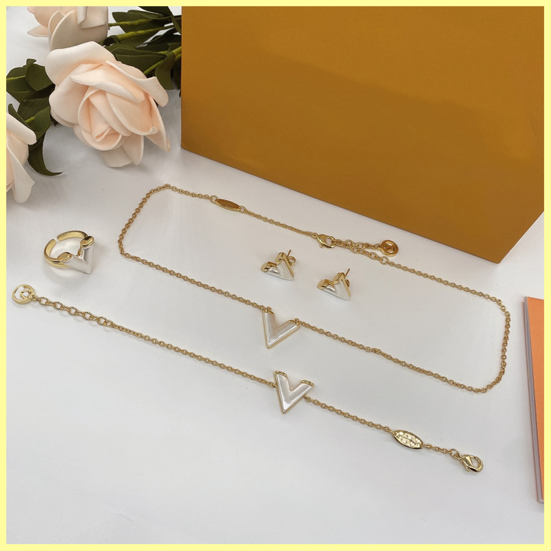 

2021 Classic designer ring Women Mens Hip Hop V Letters Stud Earings Necklaces Bracelets luxury brands jewelrys set Wedding Gift with box, White