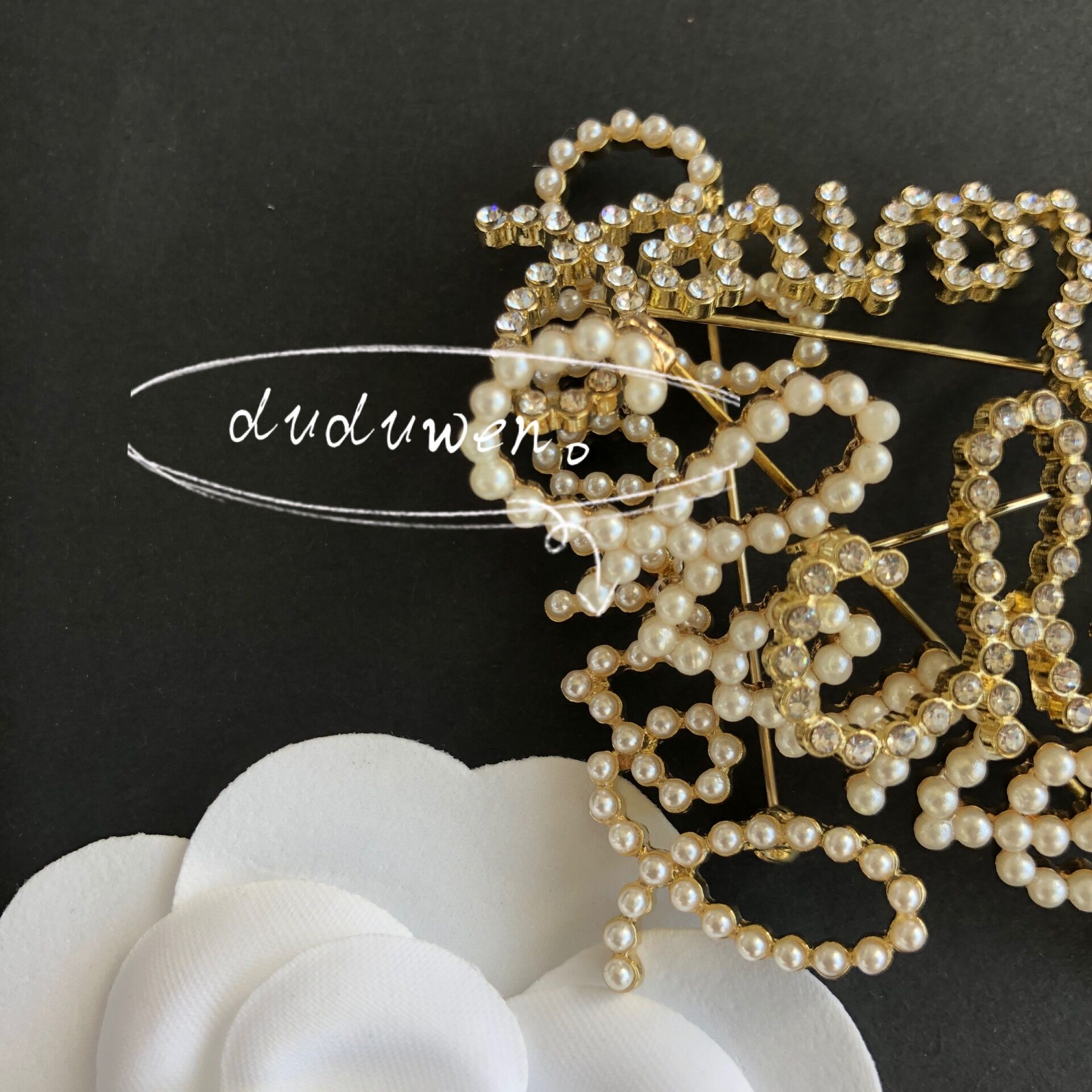 

Custom Fashion Women Designer Brooch Letter Jewelry Rhinestone or pearls Brooches Pins classical Broochs Clothing Decoration size:6X2.2cm