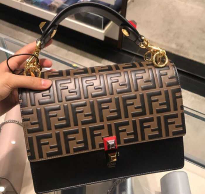 

Kan i Metal Buckle Cowhide Flap Portable Chain Square Bag Medium Osah Zlh