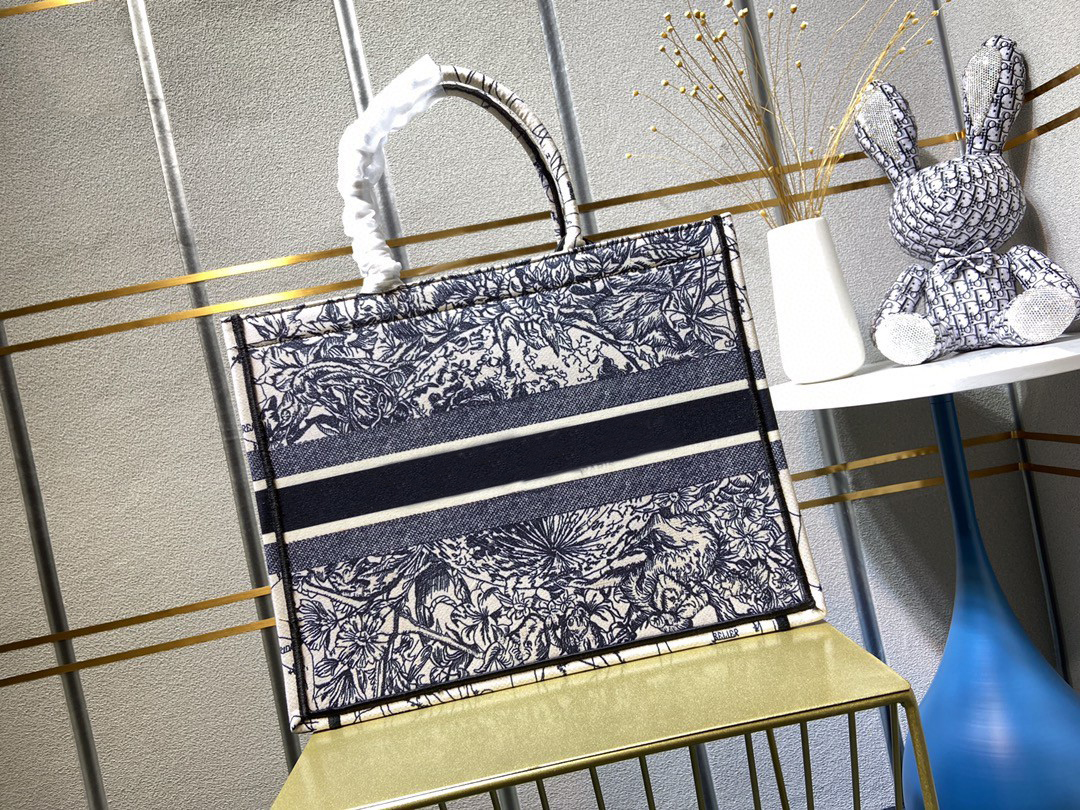 

Fashion luxury Designer Canvas Embroidery bag Women Vintage shoulder handbag genuine leather strap metal pendant lady Totes messenger class, Red