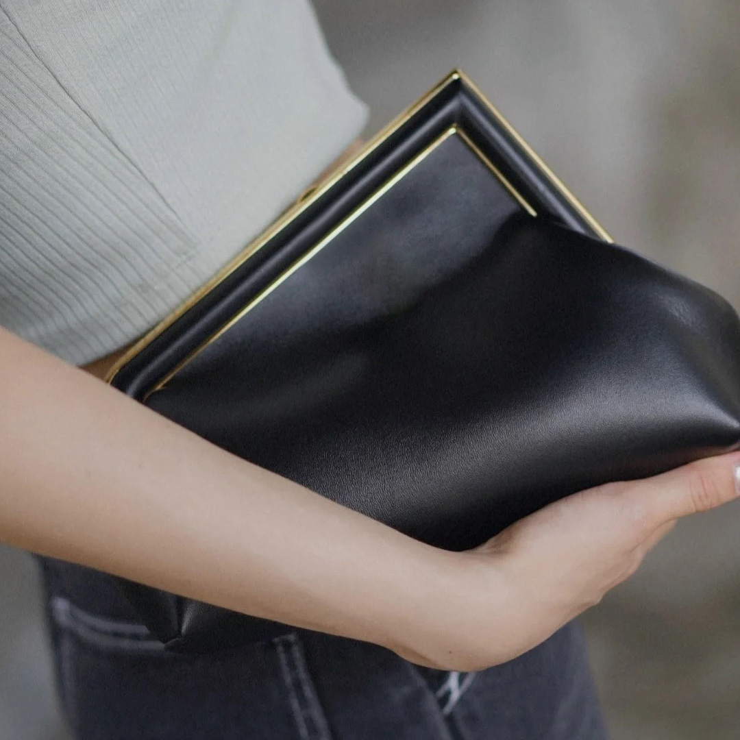 

Women Luxurys Designers Clutch Bags Tote Genuine Real Leather Womens Handbags Purses Ladies Crossbody Letter Single Shoulder Bag Messenger Evening Handbag, Black ( 32.5x15x23.5cm)