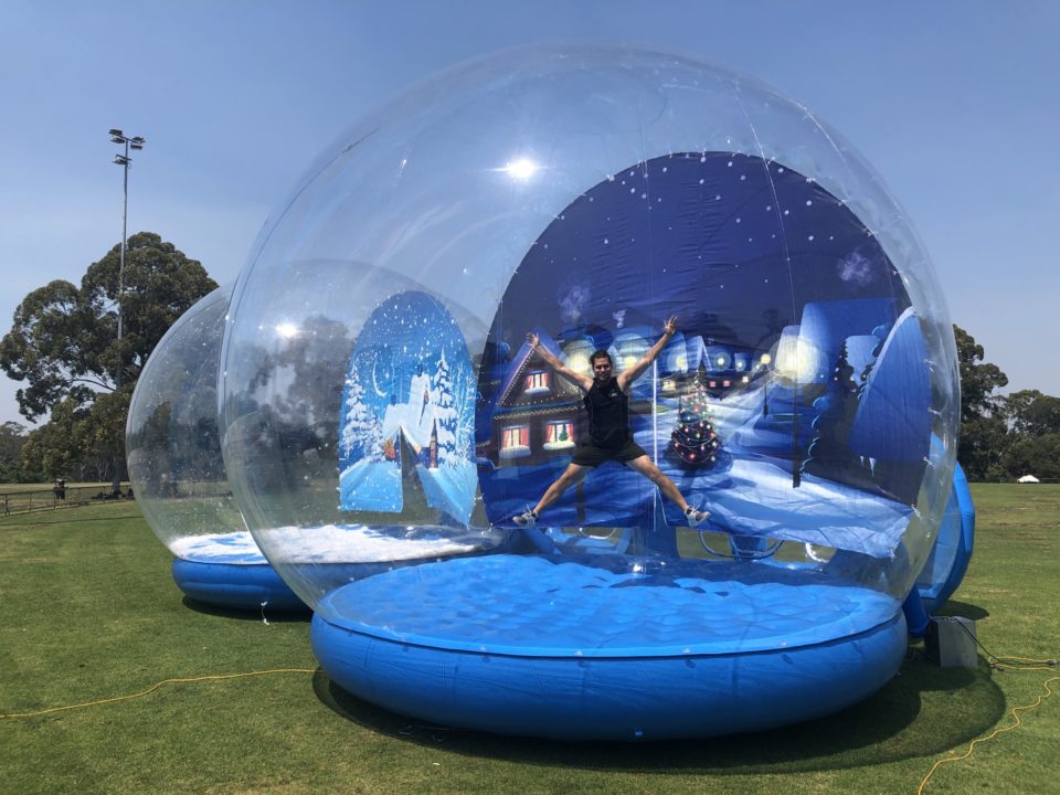 

Free Pump Snow Globe Human Size Photo Booth Customized Background Picture Inflatable Human Snow Globe Beautiful Bubble Dome clear Christmas Product Halloween