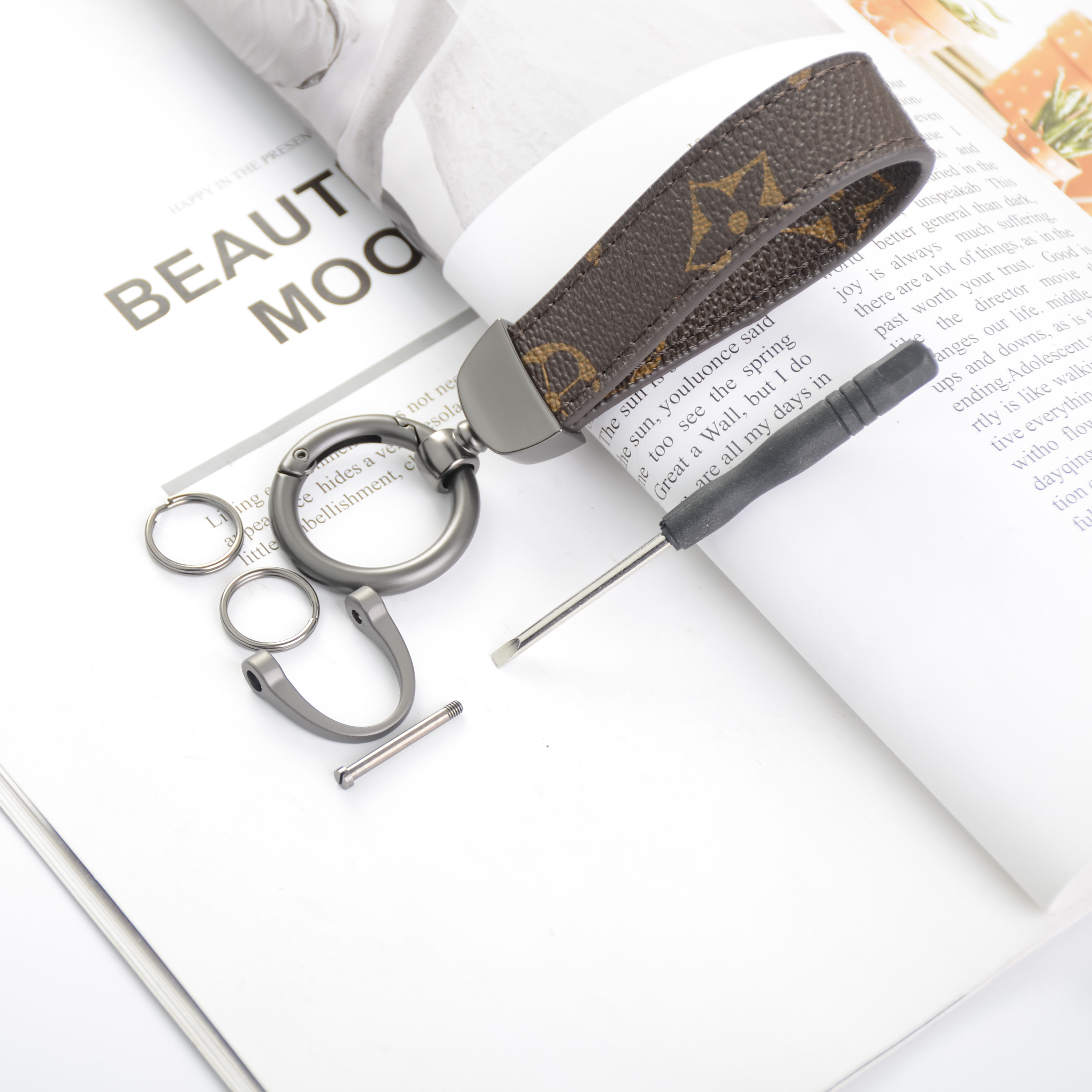 

Creativity Presbyopia Print Car Keychain Bag Pendant Charm Jewelry Keyring Holder for Men Women Fashion PU Leather Flower Grid Designer Metal Key Chain Accessories