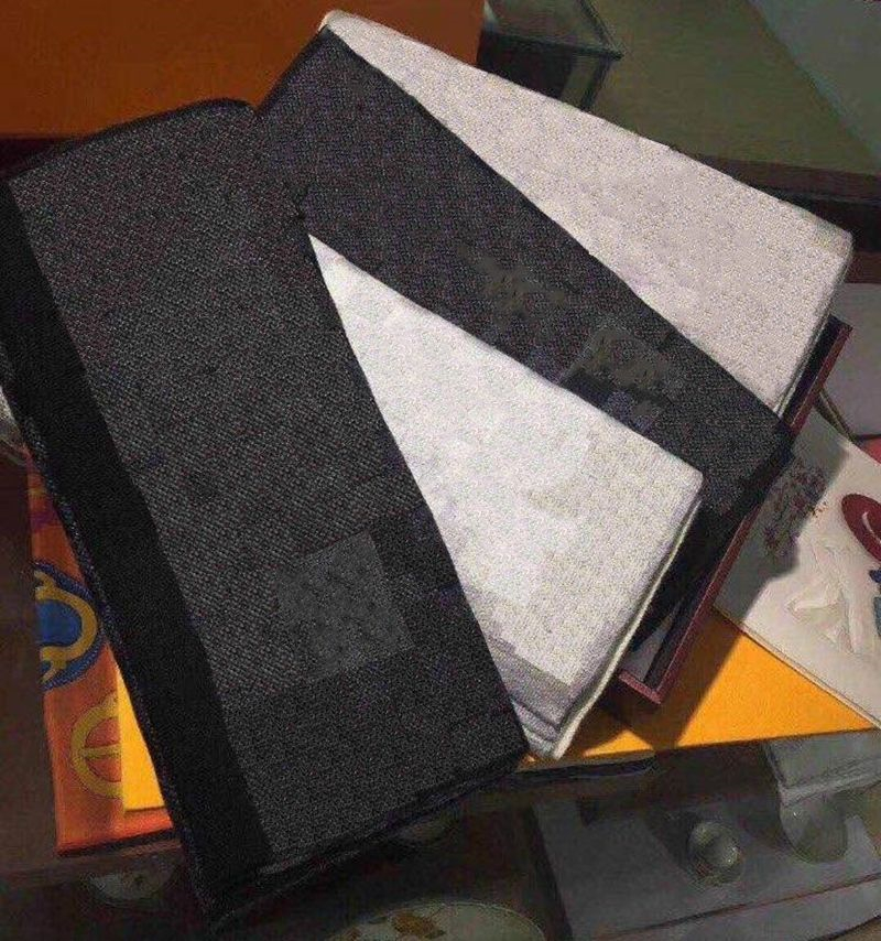 

Designer Scarf Mens Womens Luxury Scarves Autumn and Winter Warm Outdoor Fashion Plaid Scarfs 2 Colors Top Quality Optional Exquisite Gift Box