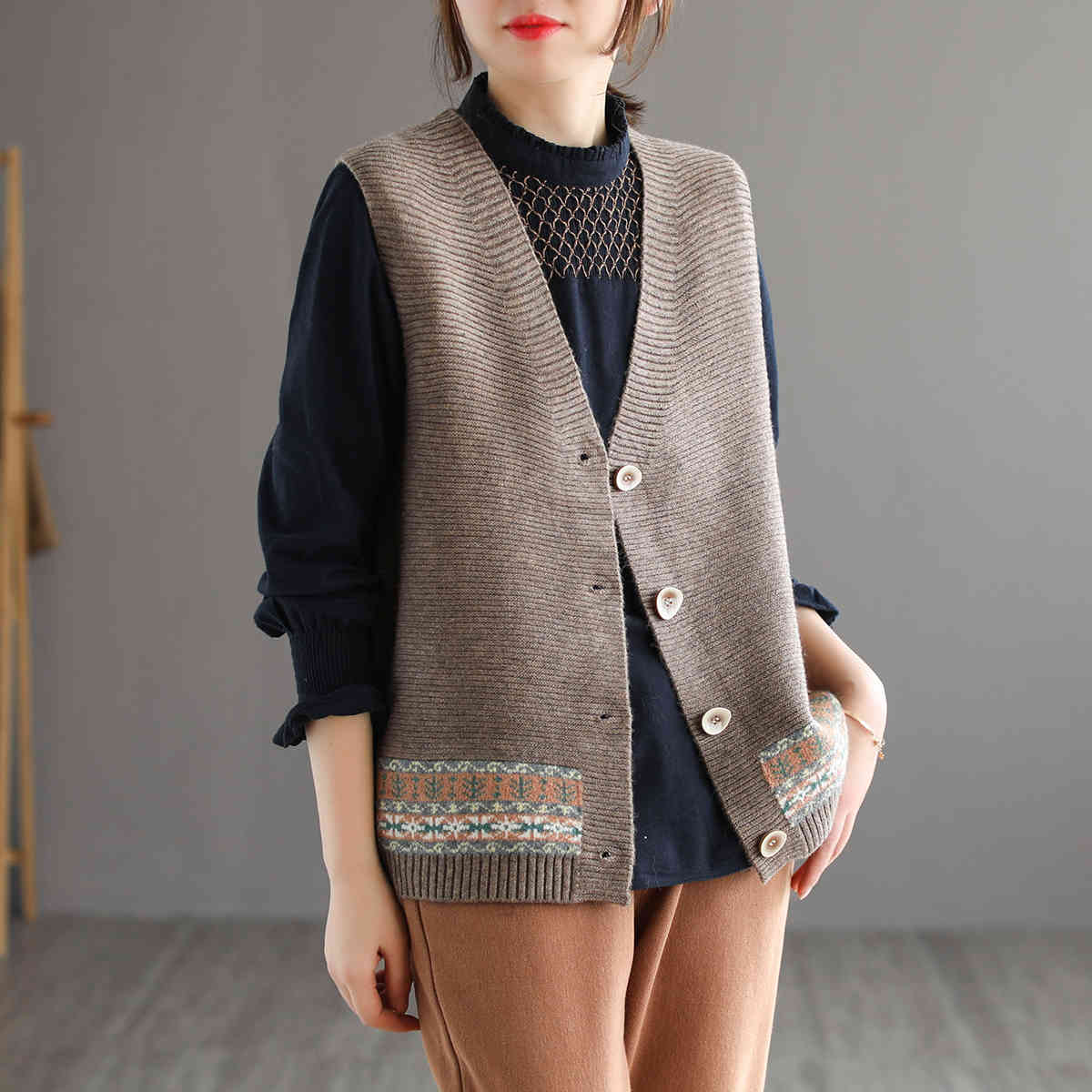 

Johnature Women Casual Sweaters Cardigan Sleeveless V-Neck Knitted Cotton Print Floral Spring Button Women Soft Sweater 210521, Beige