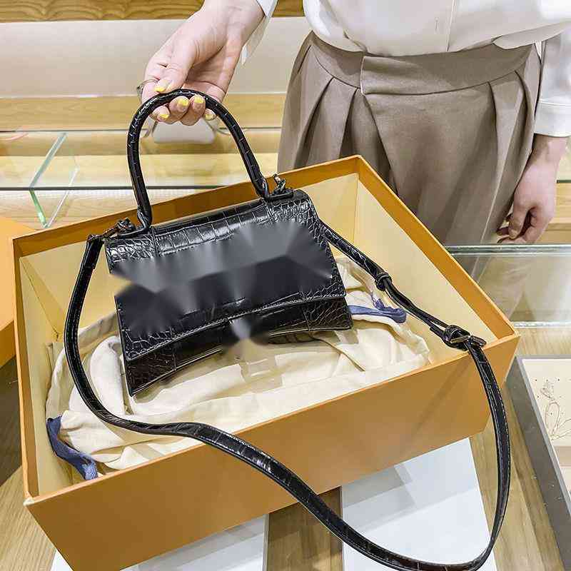 

Designer Handbags Luxury Balencaiga Leather bag for women 2021 fashion graffiti letter hourglass bag fashion one shoulder hand messenger bag wallet Ysj, A black graffiti black mark