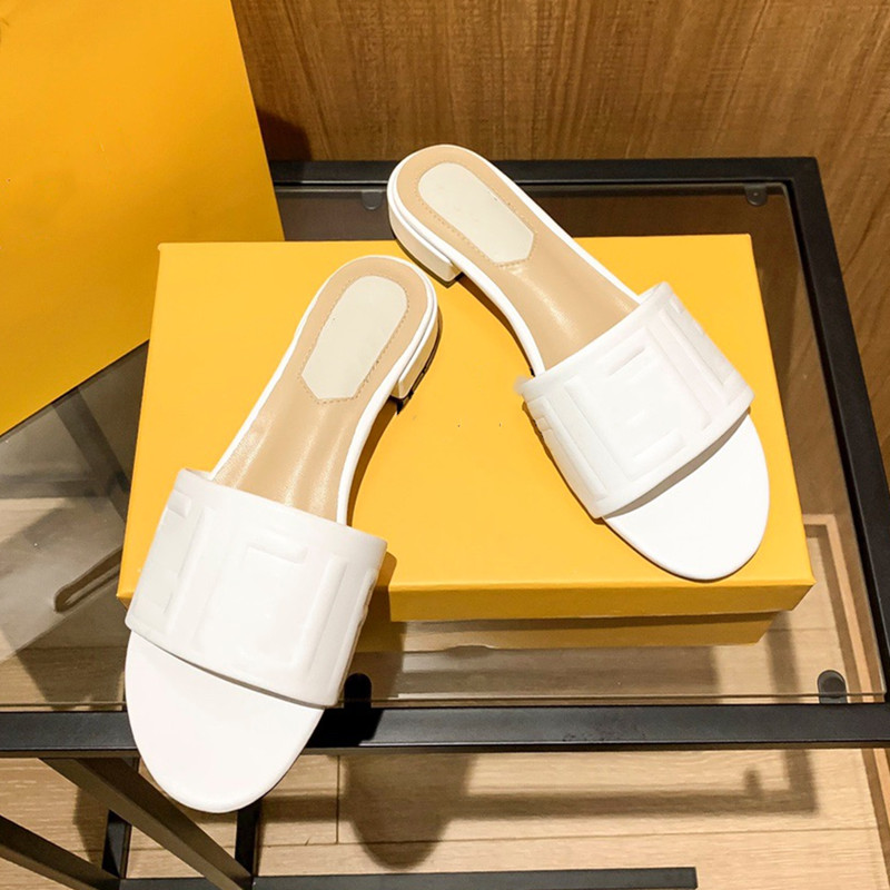 

2021 Top beach slippers Classic Flat woman Summer lady Cartoon Big Head Leather Hotel Bath fashion women shoes Large