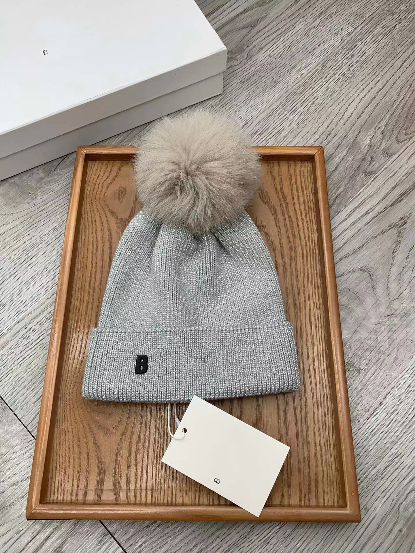

Designer beanie men women cold Hat Wool flat woven warm head fluff ball beautiful atmosphere 4 style with box nice, Blue;gray