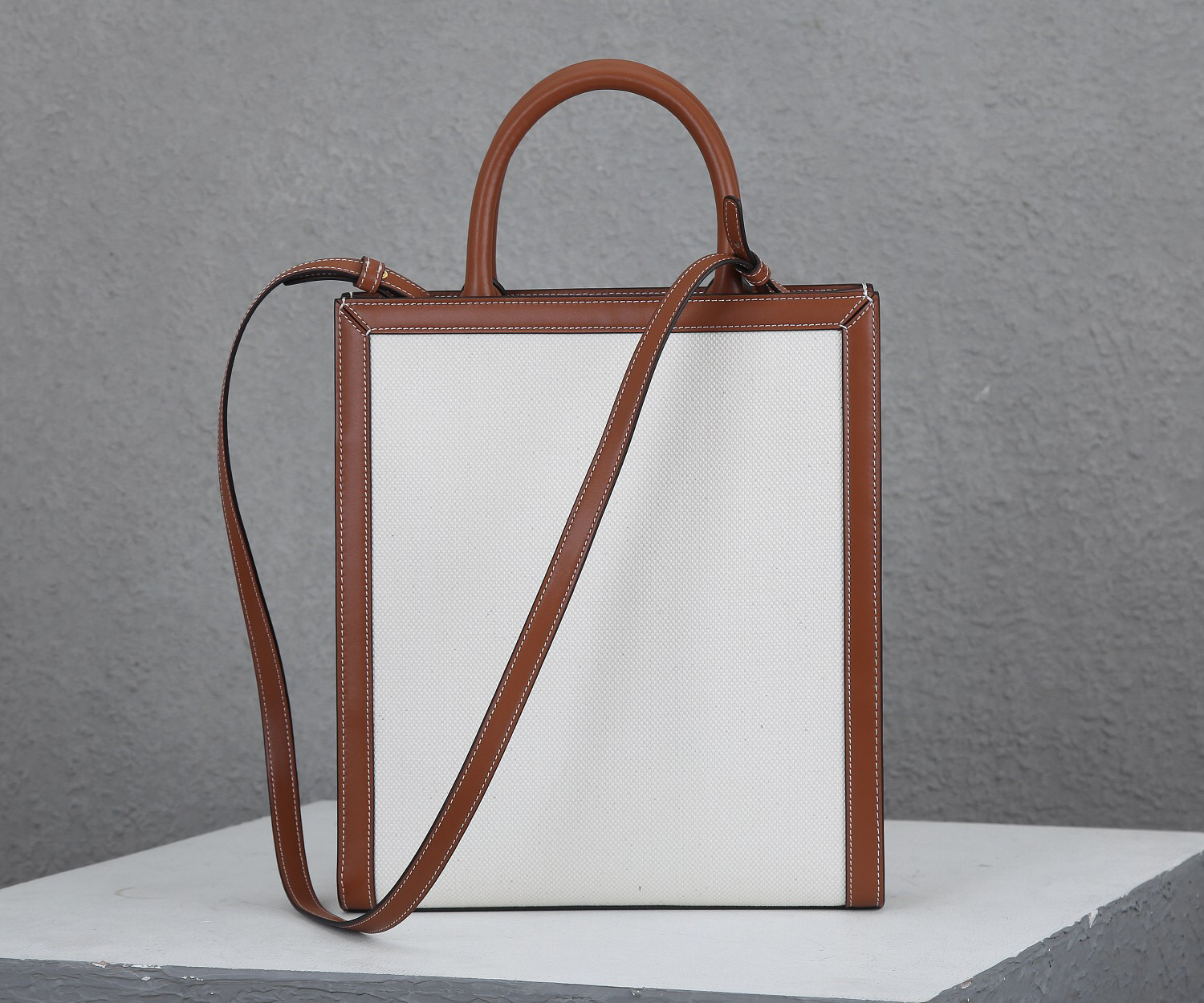 

186356 the latest ladies shopping bag French designer 7 A high-end customized quality leisure fashion style can be one-shoulder. Oblique span, White