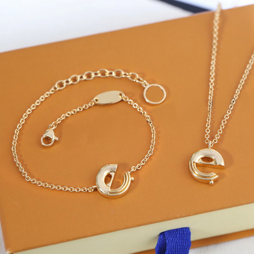 

Europe America Fashion Jewelry Sets Lady Womens Gold-color Metal Engraved V Initials 26 Letters Alphabet Pendants Necklace Bracelet Letter e, No original box