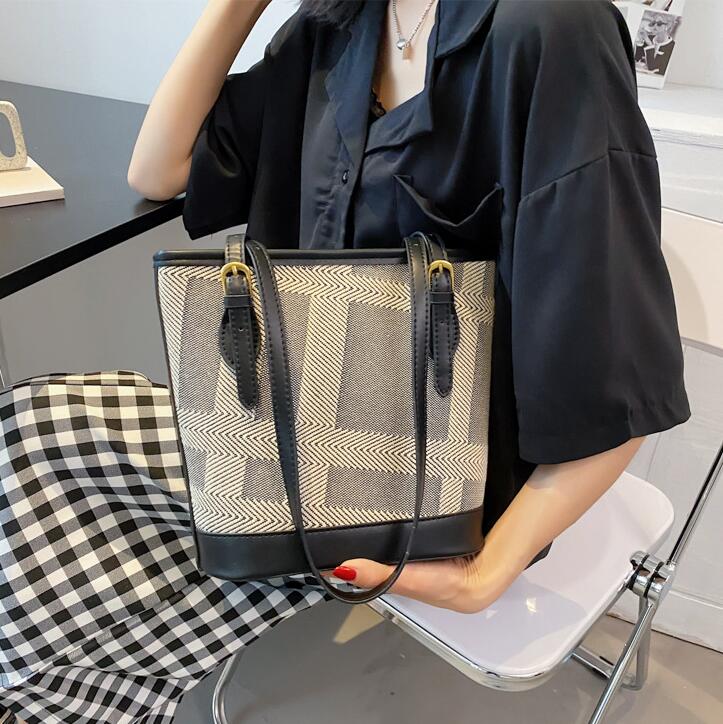 

Factory wholesale women leather shoulder bags Simple large plaid bucket bag Comfortable Joker canvas slung handbag Street trend striped handbags