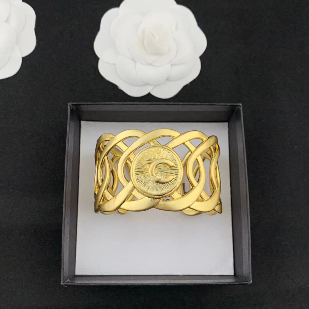 

2022 Top quality Charm opened punk bangle in 18k gold plated hollow design and words for women engagement jewelry gift have box stamp PS7529, Golden