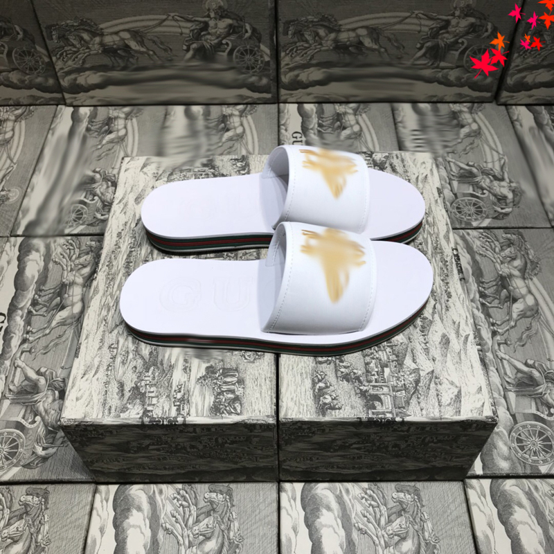 

2021 Designer luxurys slippers men sandals fashion beach shoes flip flops flat non-slip classical hole slipper with box size 39-45 -G213, White