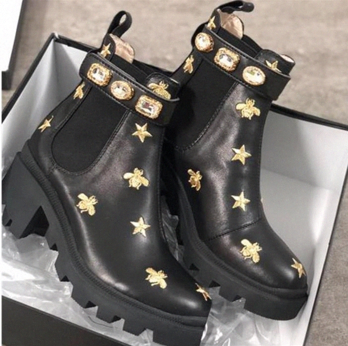 

Women Designer Boots Martin Desert Boot Flamingos Love Arrow 100% Real Leather Medal Coarse Non-Slip Winter Shoes Size US5-11 Y5nQ#