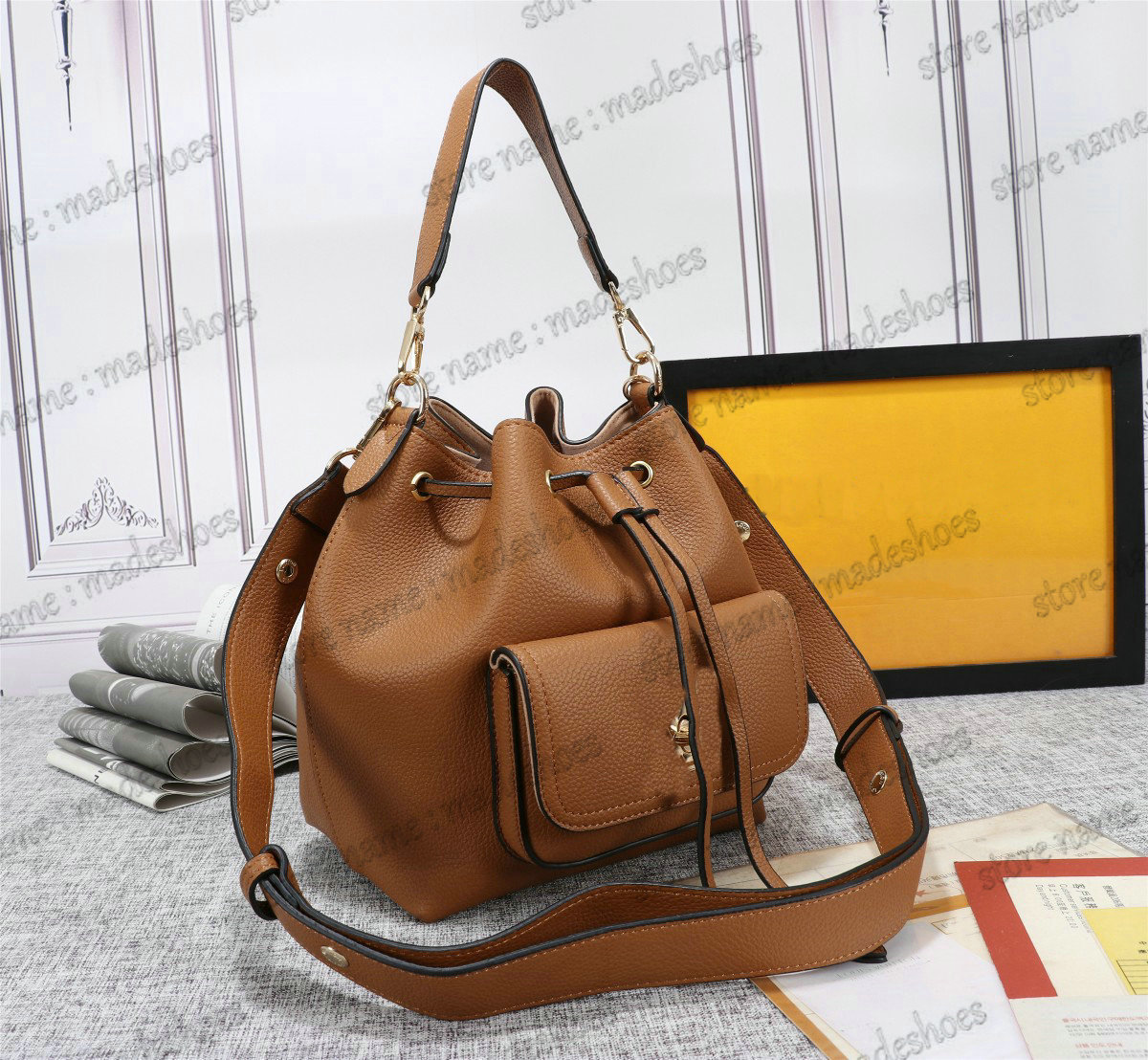 

Lockme Bucket Bag Turn Lock Calf Leather Handle Drawstring Bag Womens Luxurys String Handbag Designer Tote Bi-color Cross Body MM Arizona Beige/Noir Black/Greige