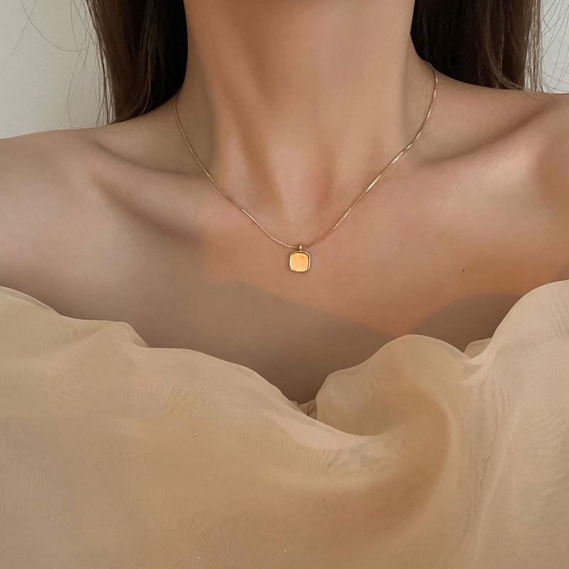 

Pendant Necklaces IHUES Square Shell Necklace Female Simple Wild Clavicle Chain Fashion Trend Party Accessories Cuban Link