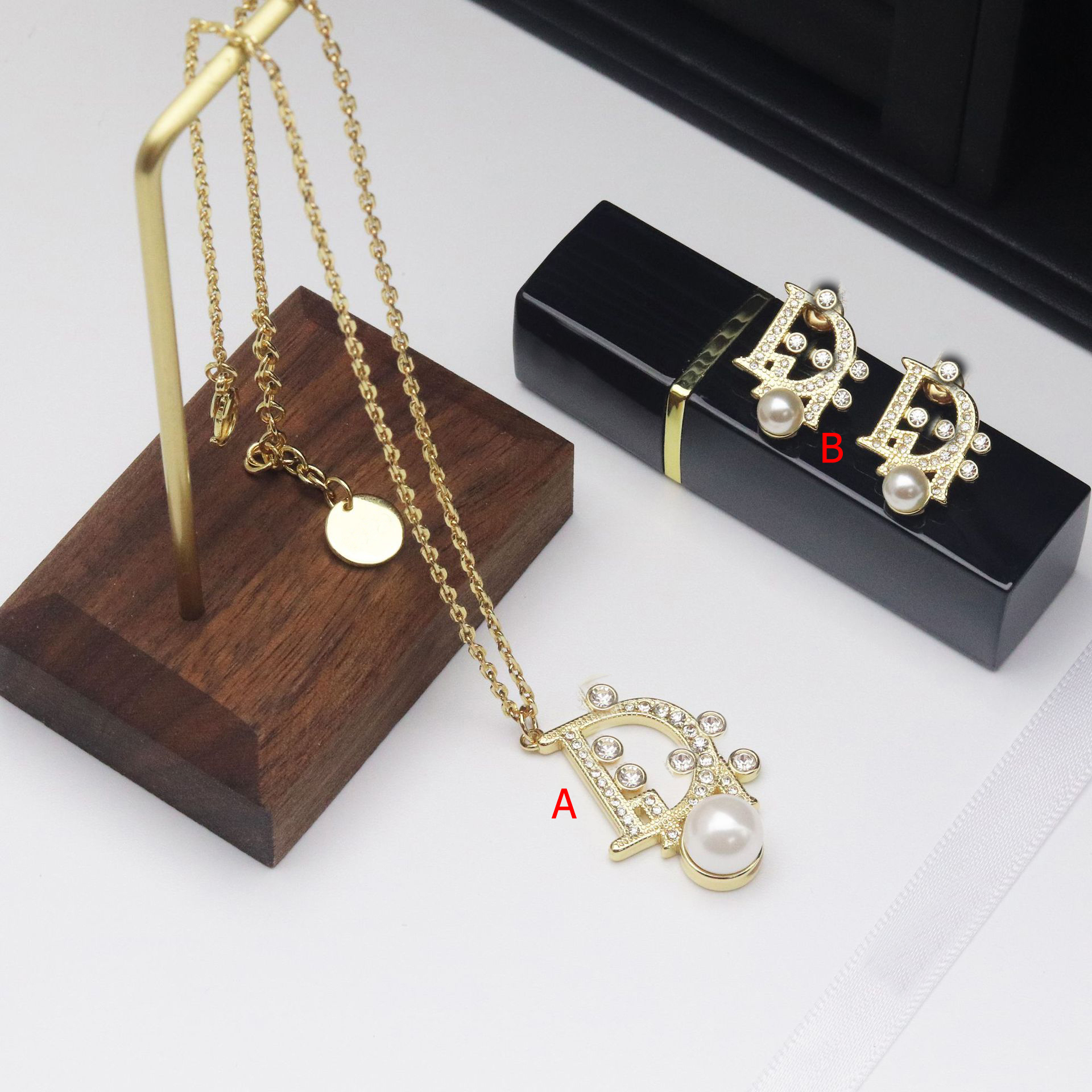 

2021 rope chain necklace with monogrammed pearl stud earrings set have packaging