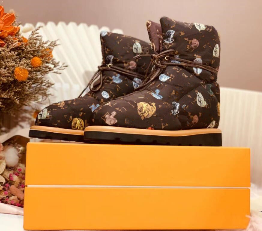 

2022 Women Design PILLOW Comfort Ankle Boots Lady Fashion Soft Down Flat Shoes Waterproof nylon upper Winter Snowfield Boot Size EUR 35-41, Box