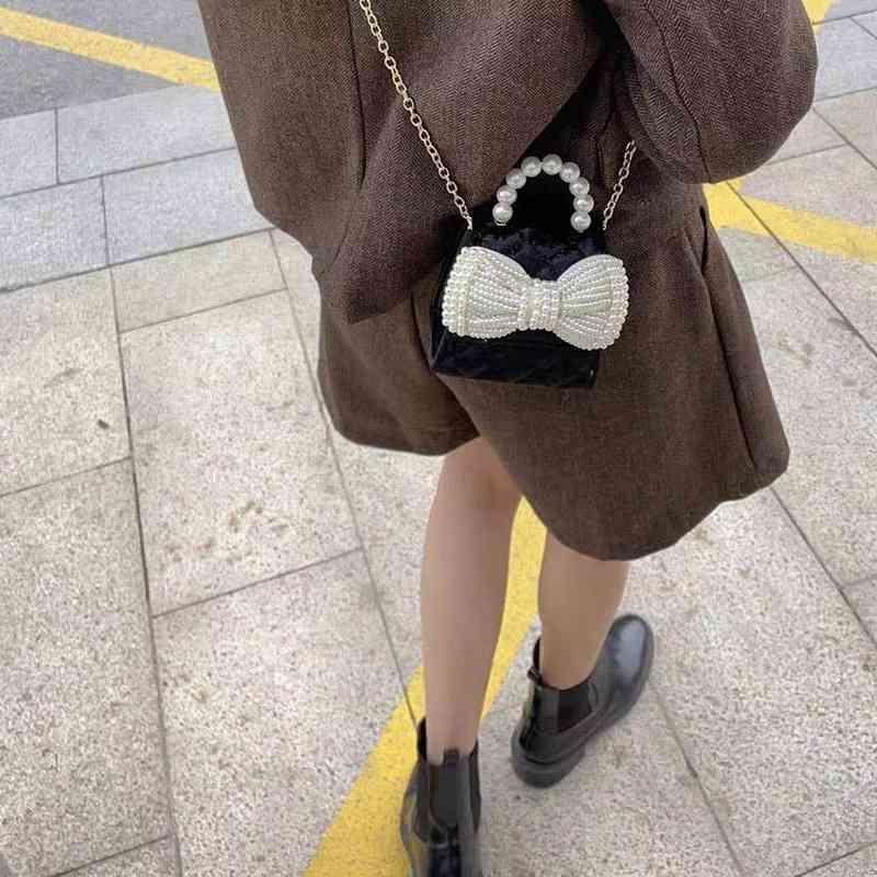 

Cute small niche design 2021 new paste dish knot lipstick bag concave shape chain Single Shoulder Messenger Bag, White