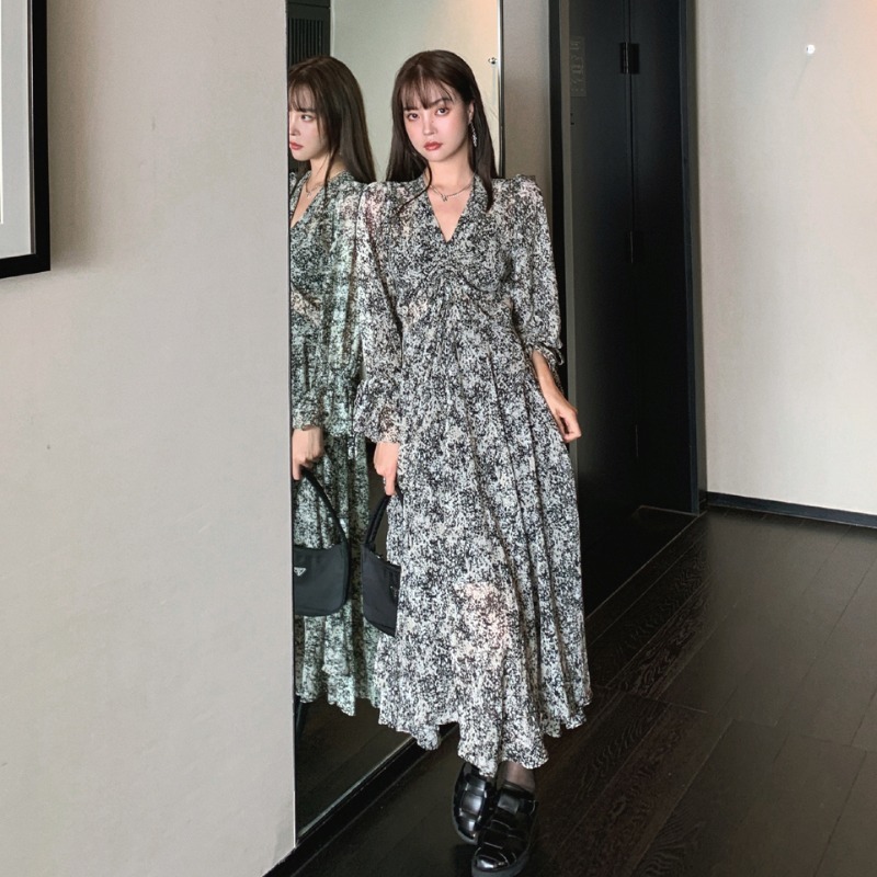 

French retro splash ink floral dress female spring and autumn V-neck chiffon waist long withered wood 210429, Beige