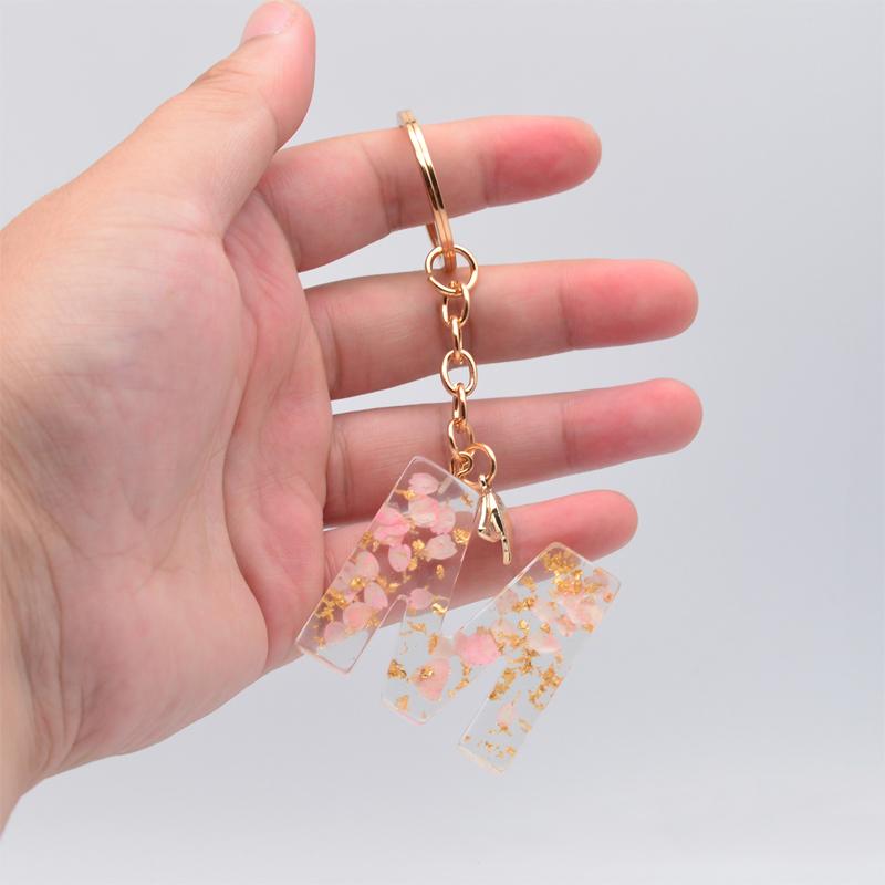 

Keychains Gold Foil Epoxy Resin Letter Keychain Cute Light Pink Dried Flower Key Chain Women A-Z Initial Acrylic Keyrings Charm Bag Decor