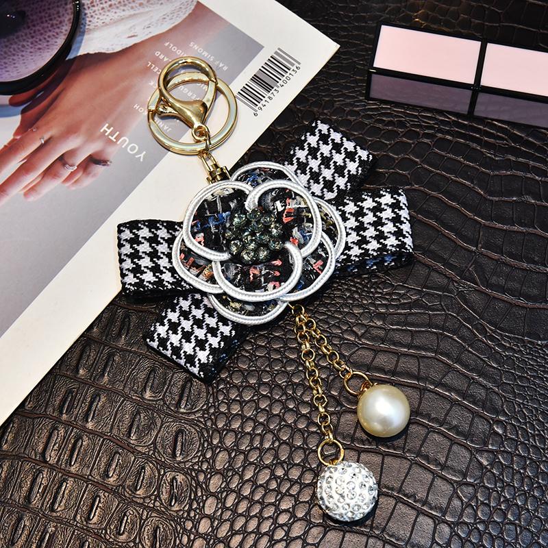 

Keychains Fashion Bow Knot Flower Key Chain Leather Keychain With Rose Alloy Jewelry For Women Girl Bag Car Ring Charms Pendant A-001