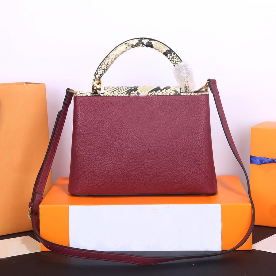 

FASHIONABLE women shoulder bags top leather material V lock decoration designer handbag high quality british and American style bag designerbag