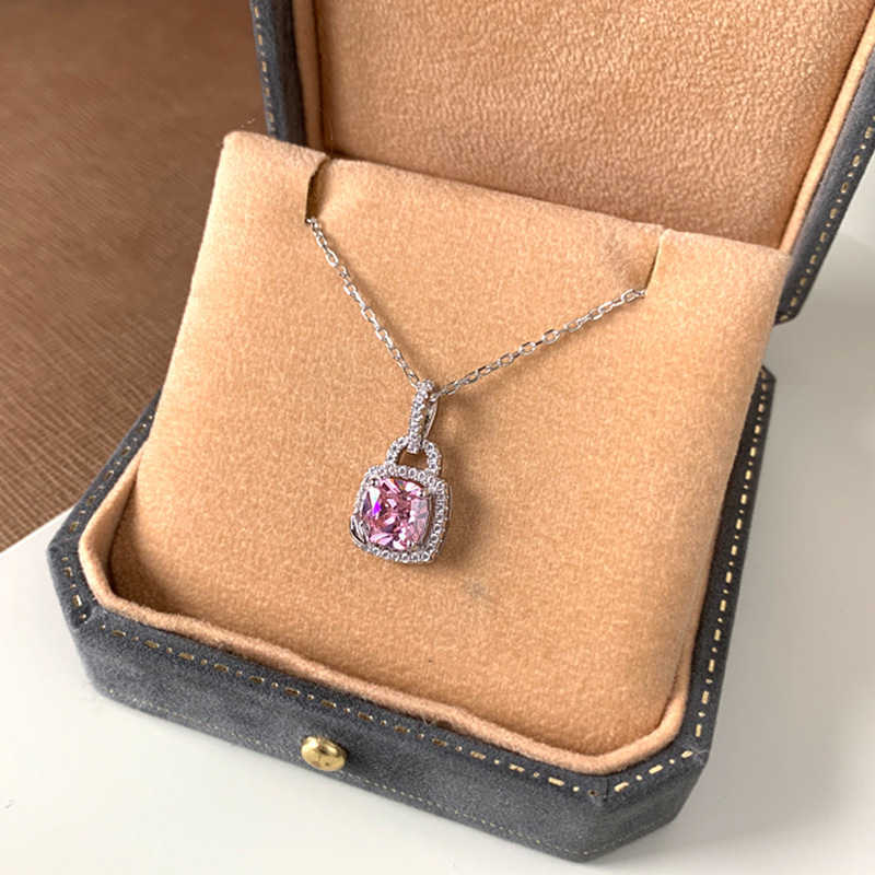 

Collar con colgante de diamantes de color de circonita cuadrada para mujer