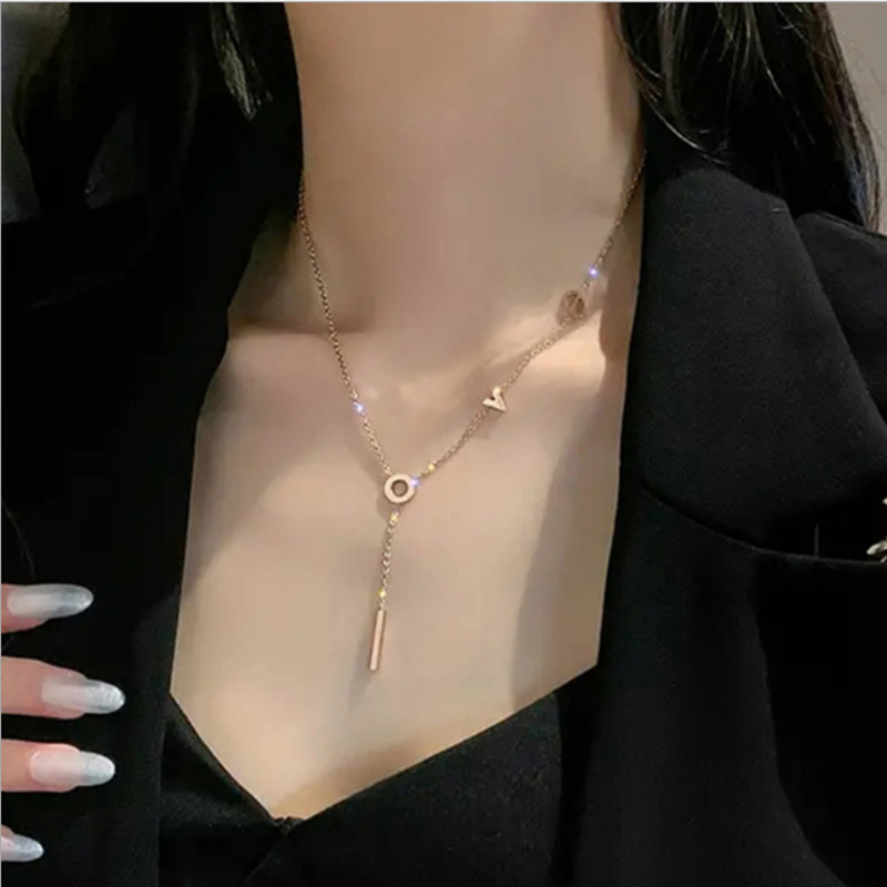 

Europe and the United States love titanium necklace design feeling female niche collarbone steel chains