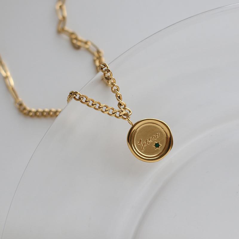 

Chains Vintage Lacquered Letters Carving Star Emerald Diamond Round Pendant Necklace Clavicle Chain For Women Jewelry Gift