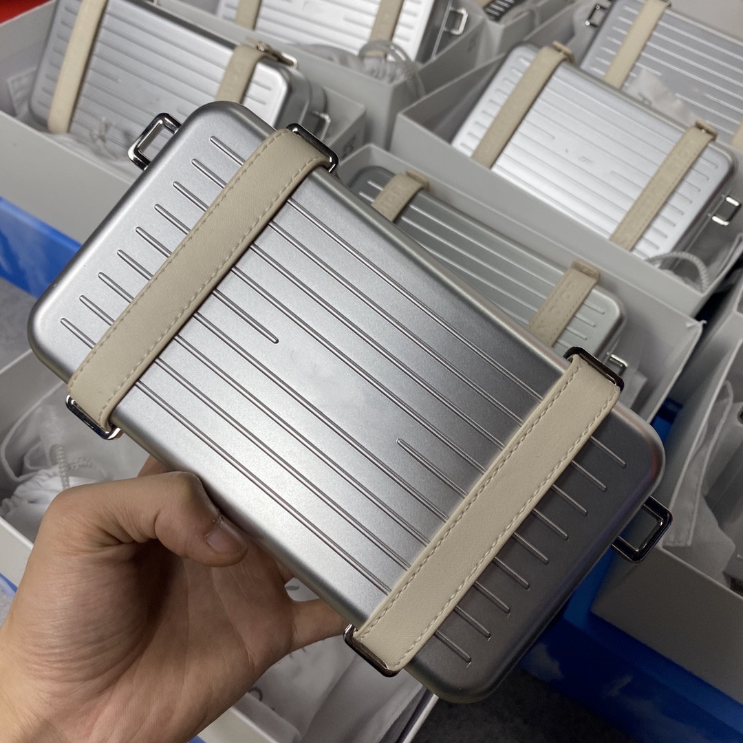 

Small Rimowa luggage bags , material is aluminum alloy box with leather, fashion personality, however, 19 joker. Can close their eyes into t