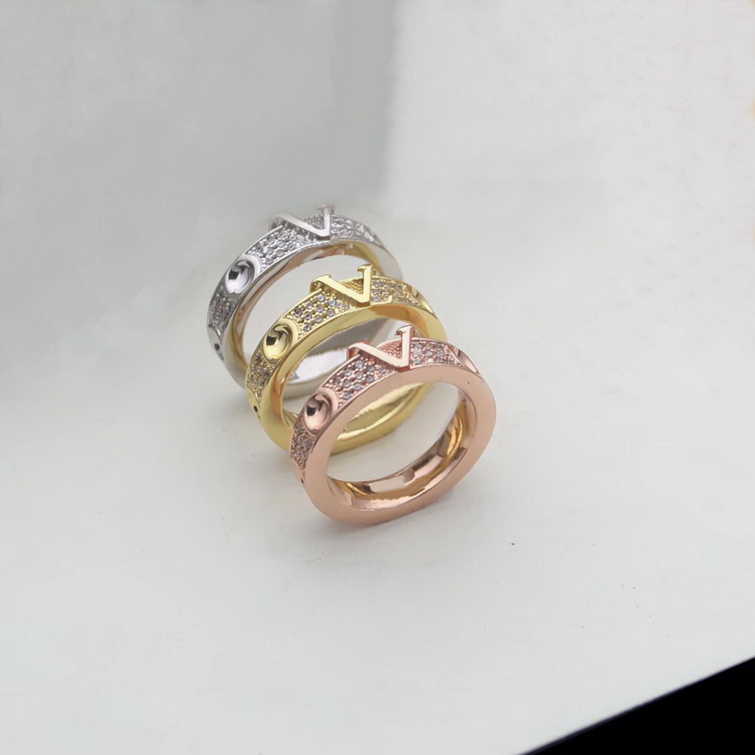 

Europe America Fashion Style Rings Men Lady Womens Gold/Silver-color Metal Engraved V Initials Full Diamond 18K Gold Plated Lovers Ring Size US6-US9