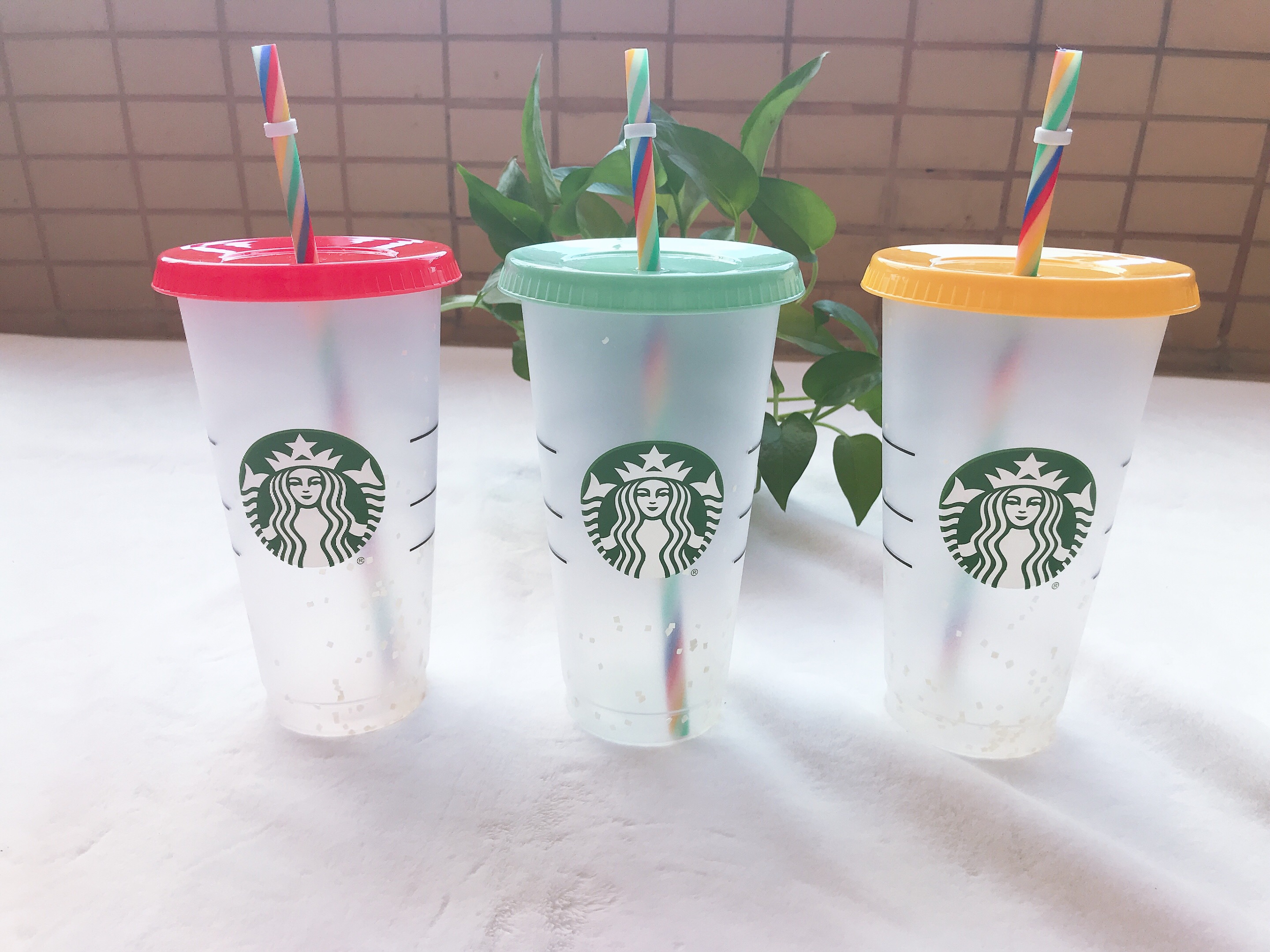 DHL Starbucks 24oz / 710 ml Kaffe Kold Färg Byte Rainbow Cup Rainbow Cup Återanvändbar Drickande Platt Bottom Cup Pillar Shape Lock Halm Mugg Bardian 50pcs
