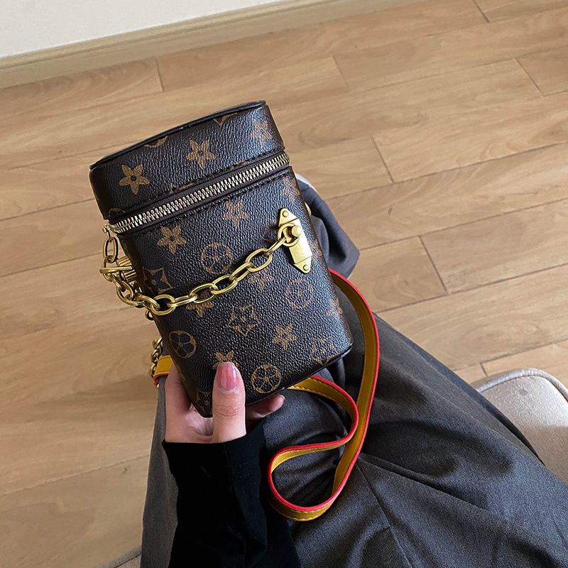 

2021 Vertical Mobile Phone Bag One Shoulder Diagonal Female Small Square Bags Mini Chain Cigarette Case Purse Fashion Design Handbag, Khaki