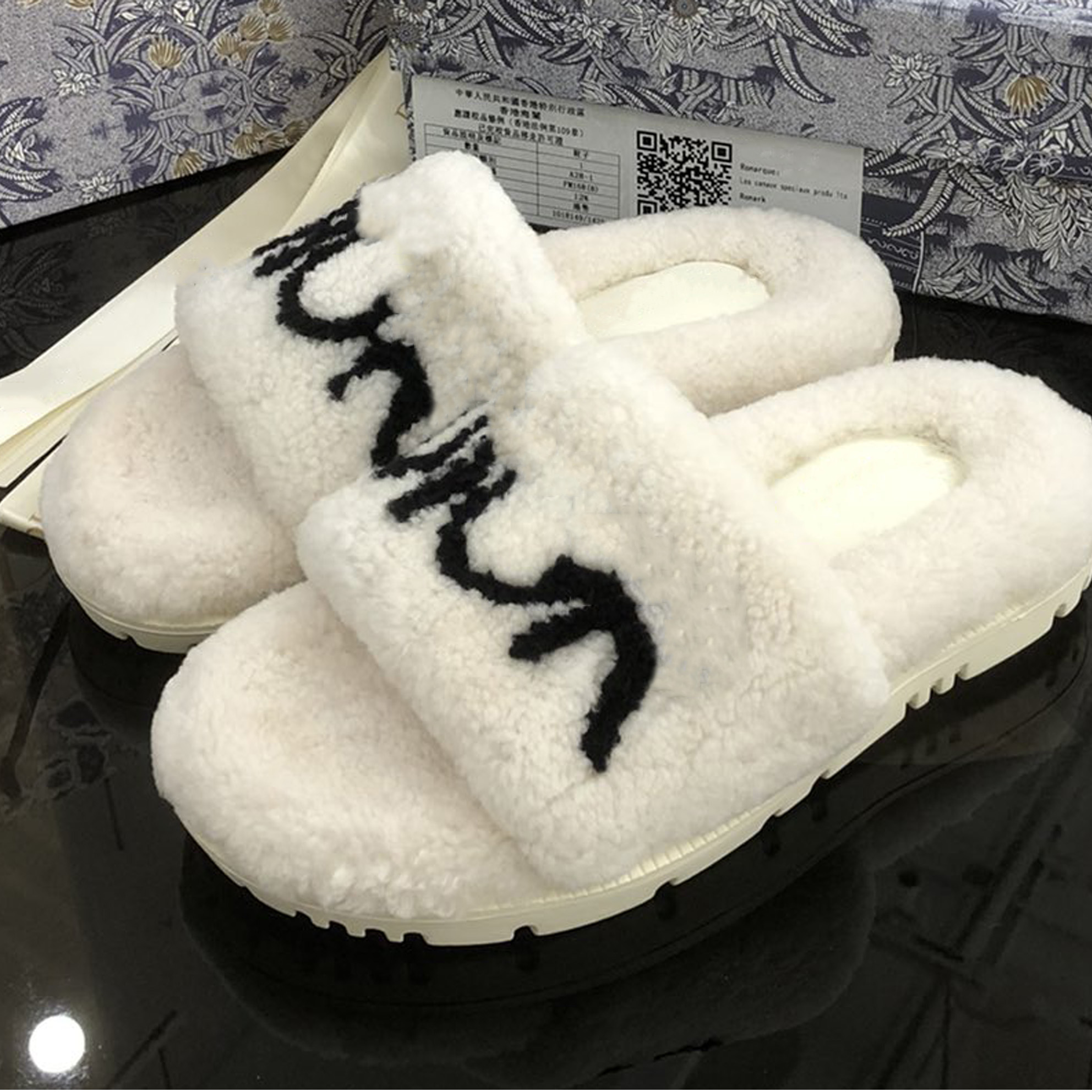 

Classics Fashion Women wool Cotton Slippers Winter Black White Slipper with box size 35-40 us 5-8.5, As picture