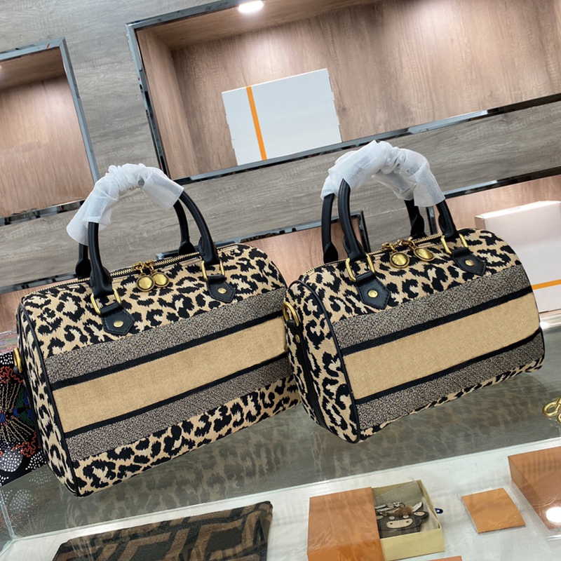 

2021 brand designer shoulder bag lady temperament fashion luxury canvas embroidery portable saddle bags With box size: 23*8*18cm, F 23cm8cm18cm