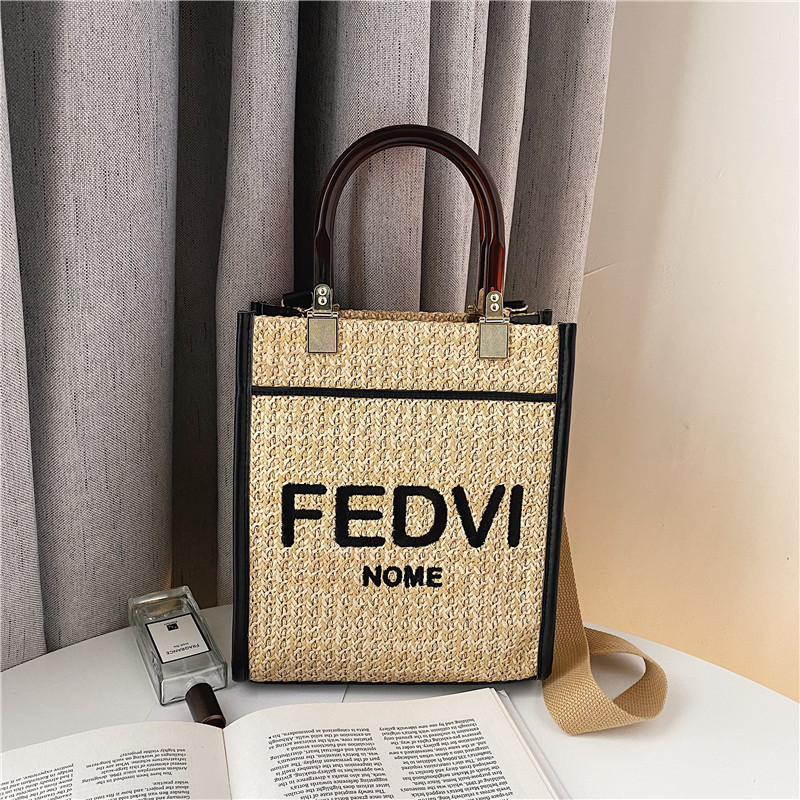 

The acrylic hand-held tote bag made by Wang Hong, Creamy-white