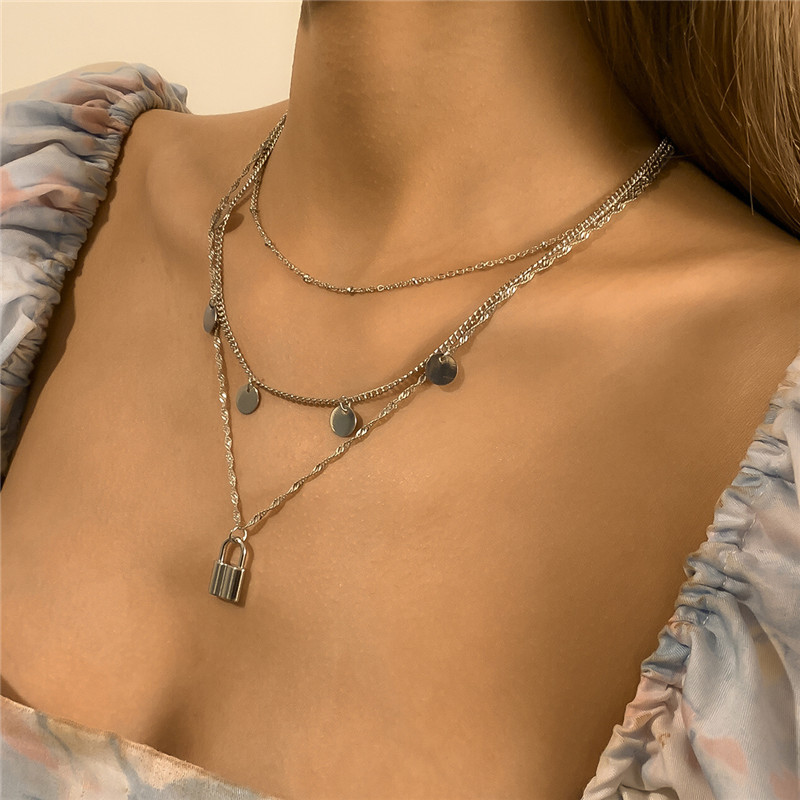 

Multi Layer Chains Lock Buckle Pendant Necklaces Metal Round Piece Tassel Clavicle Chain Women Geometric V Dress Wearing Twist Necklace Wholesale