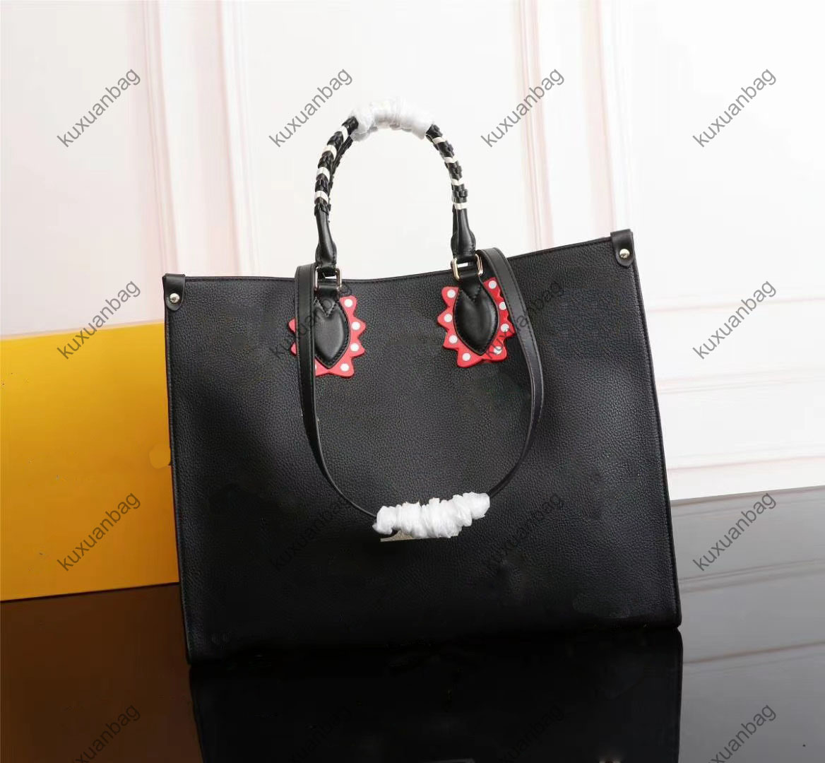 

Luxurys Designers Bags Embossed grain cowhideStylish classic print, portable or shoulder-carried, White