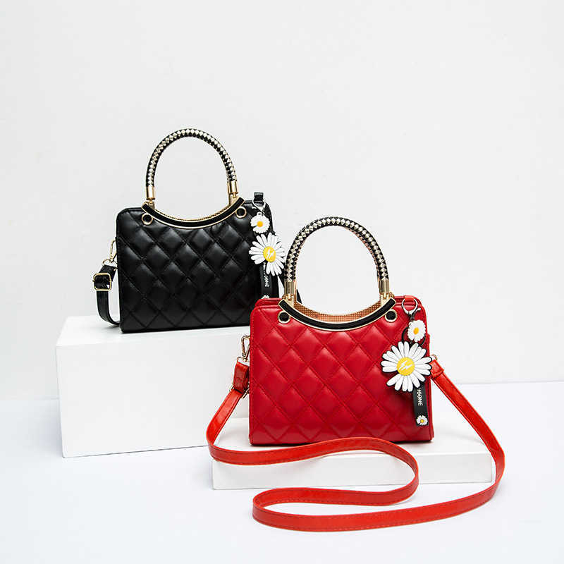 

2020 new high-grade women's handbag fashion Lingge Single Shoulder Messenger Bag trend temperament shell bag, Small black