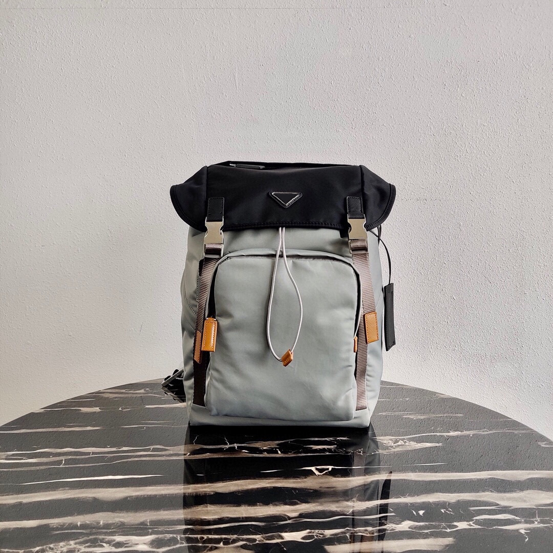 

2021 men's gray nylon canvas waterproof backpack fashion leisure sports outdoor fitness rock climbing mountaineering large capacity classic travel bag, Light grey